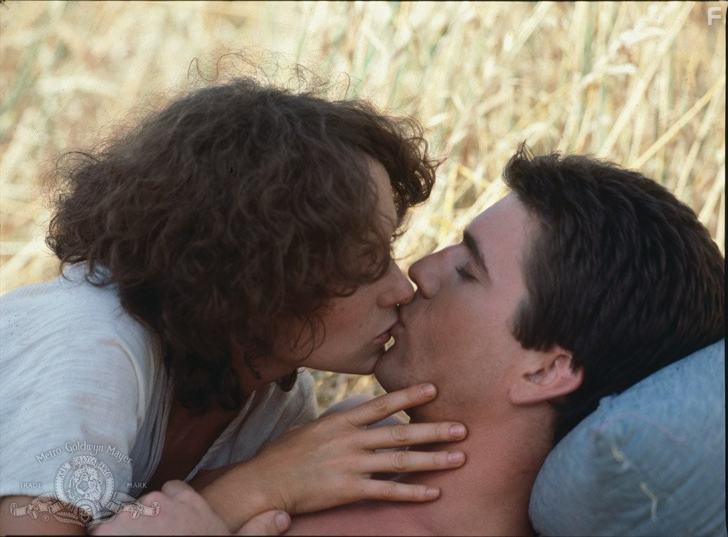 Mel Gibson and Joanne Samuel in Безумный Макс (1979)