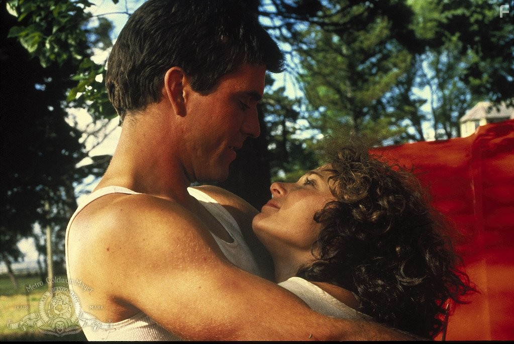 Mel Gibson and Joanne Samuel in Безумный Макс (1979)