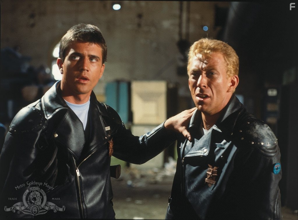 Mel Gibson and Steve Bisley in Безумный Макс (1979)