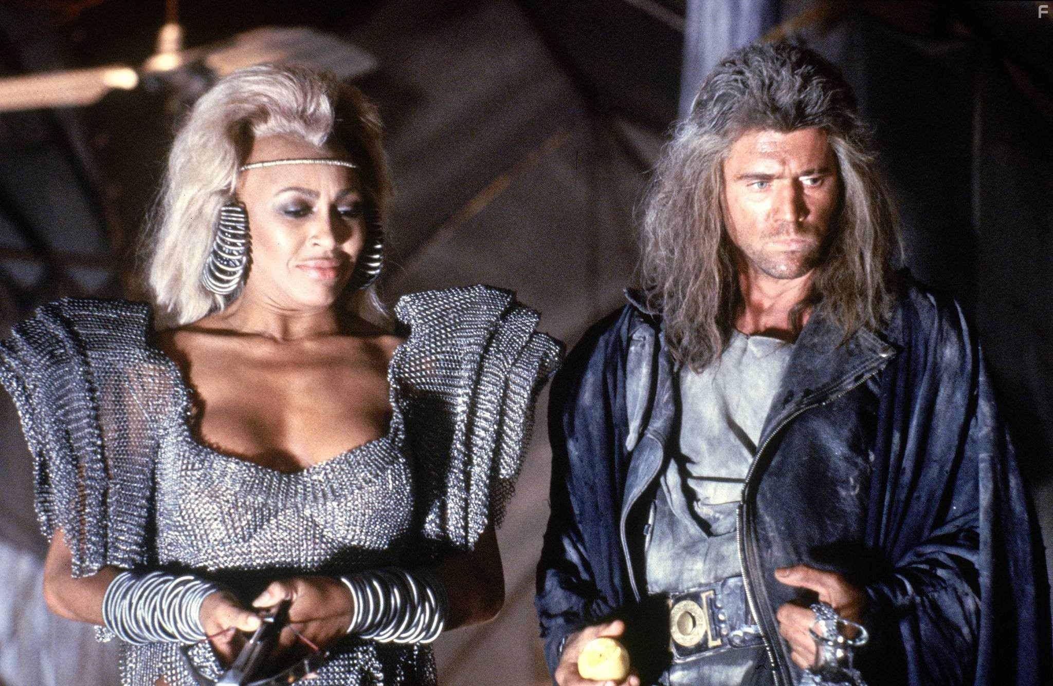 Mel Gibson and Tina Turner in Безумный Макс 3: Под Куполом грома (1985)