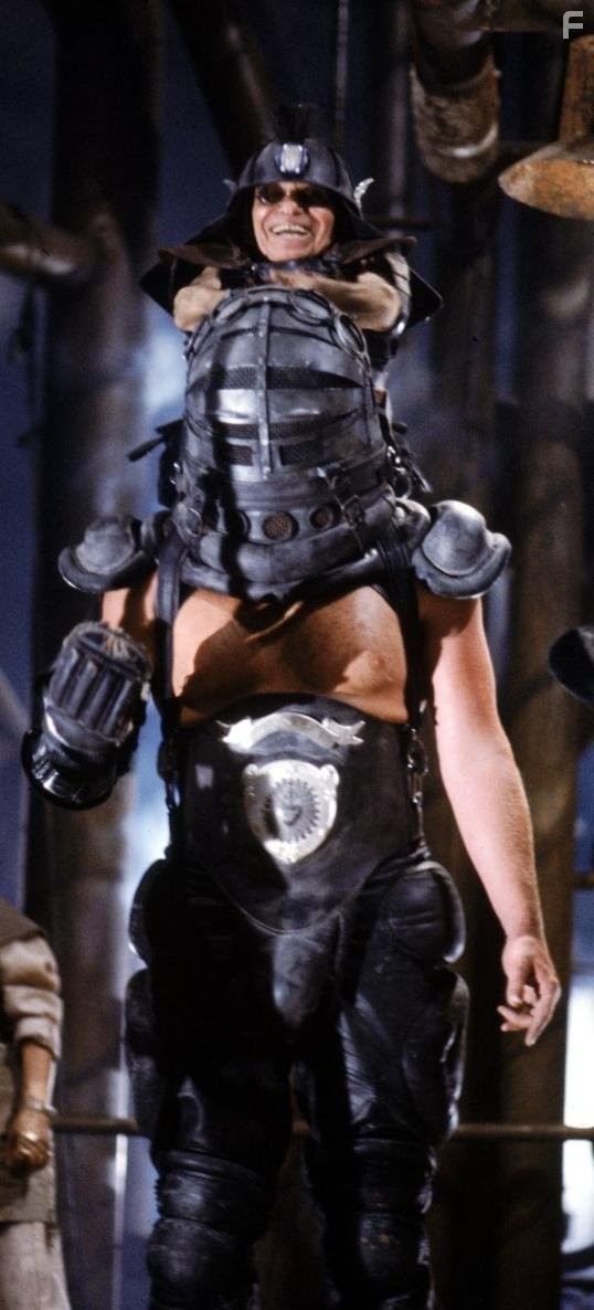 Paul Larsson and Angelo Rossitto in Безумный Макс 3: Под Куполом грома (1985)