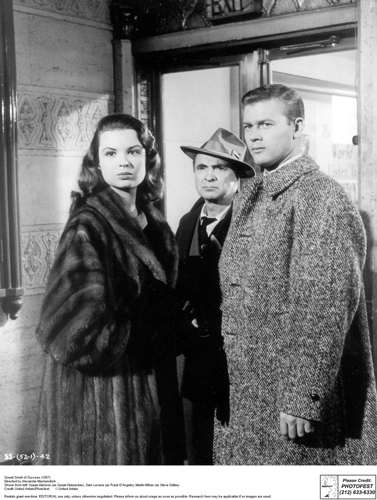 Susan Harrison and Martin Milner in Сладкий запах успеха (1957)