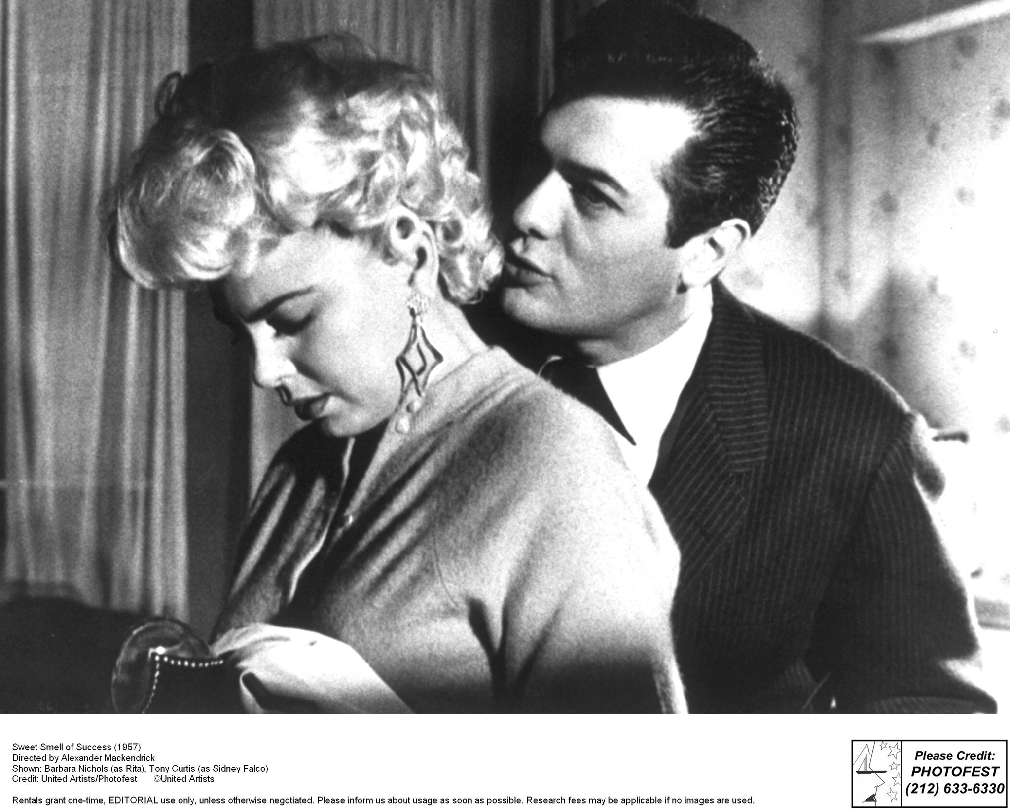 Tony Curtis and Barbara Nichols in Сладкий запах успеха (1957)