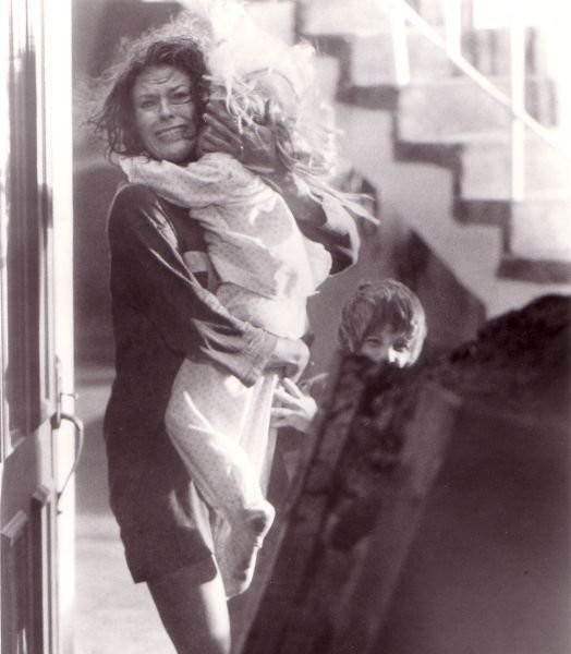 Heather O'Rourke, JoBeth Williams, and Oliver Robins in Полтергейст (1982)