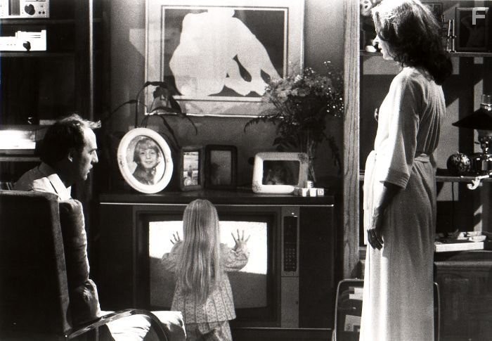 Heather O'Rourke, JoBeth Williams, and Craig T. Nelson in Полтергейст (1982)