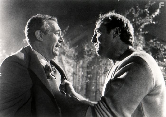 Craig T. Nelson and James Karen in Полтергейст (1982)