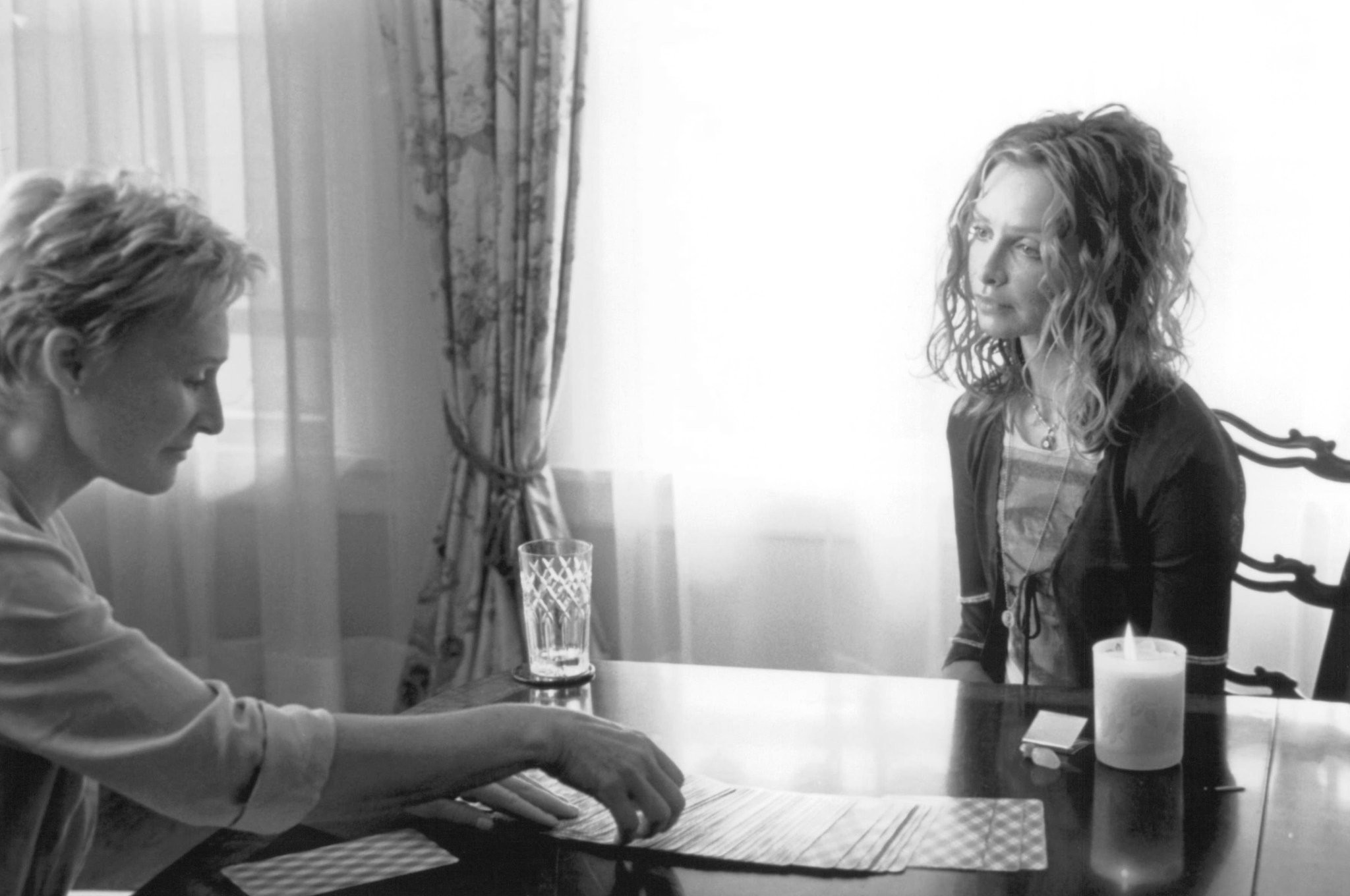 Glenn Close and Calista Flockhart in Женские тайны (2000)