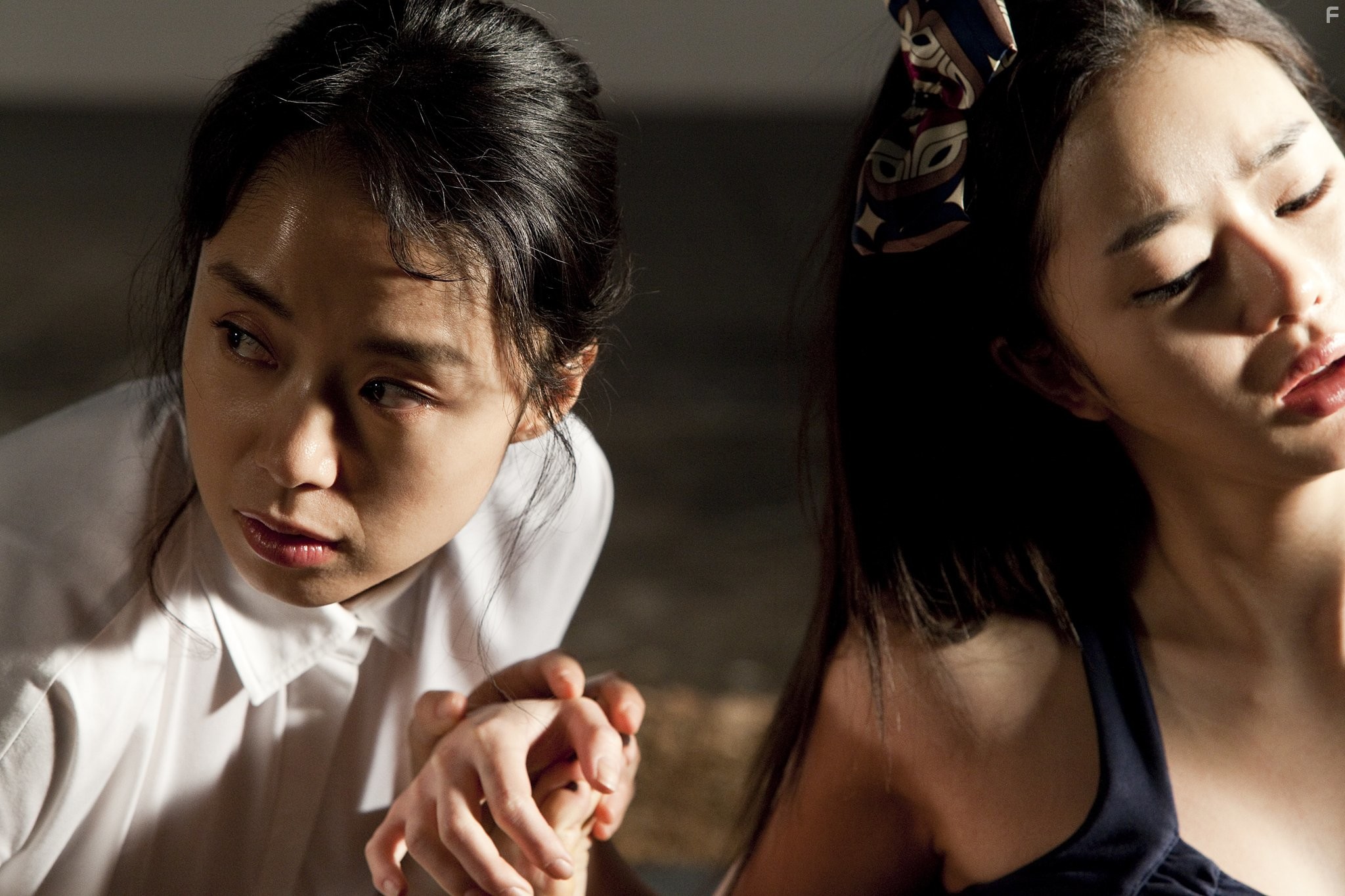 Do-yeon Jeon and Woo Seo in Служанка (2010)