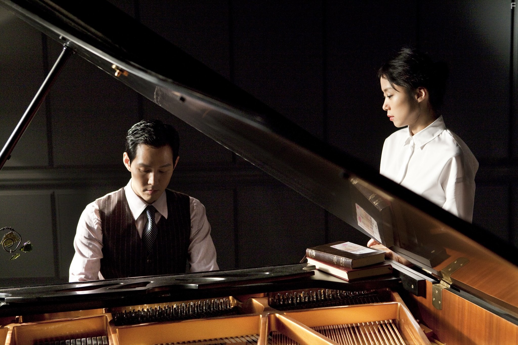 Do-yeon Jeon and Jung-jae Lee in Служанка (2010)