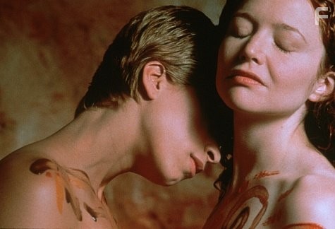 Christina Cox and Karyn Dwyer in Лучше, чем шоколад (1999)