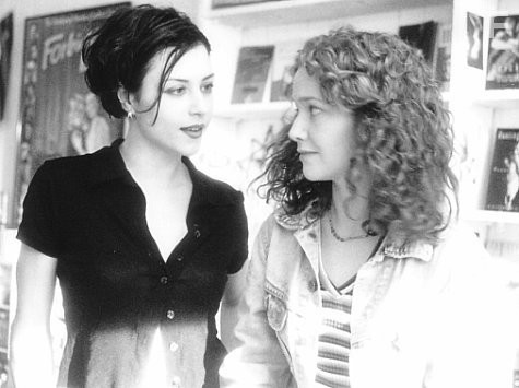 Marya Delver and Karyn Dwyer in Лучше, чем шоколад (1999)