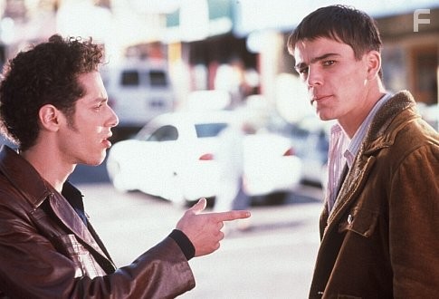 Josh Hartnett and Paulo Costanzo in 40 дней и 40 ночeй (2002)