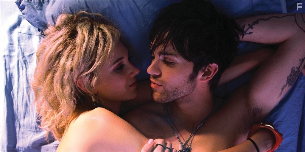 Thomas Dekker and Juno Temple in Ба-бах! (2010)