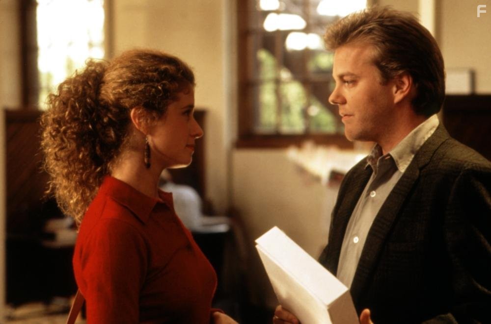 Kiefer Sutherland and Nancy Travis in Исчезновение (1993)
