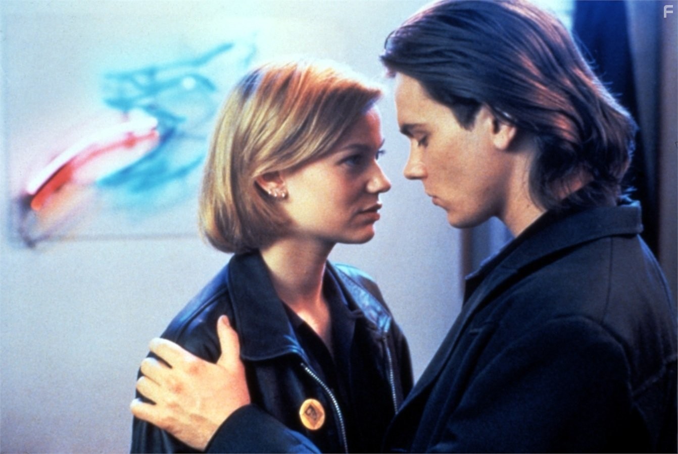 River Phoenix and Samantha Mathis in То, что называют любовью (1993)