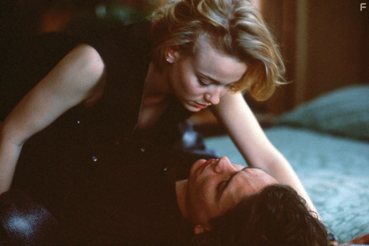 River Phoenix and Samantha Mathis in То, что называют любовью (1993)