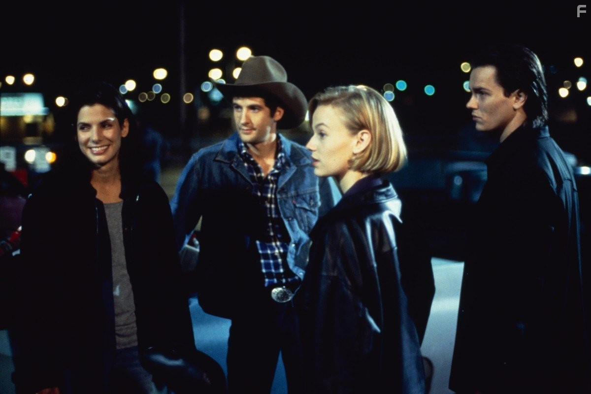 Sandra Bullock, River Phoenix, Samantha Mathis, and Anthony Clark in То, что называют любовью (1993)