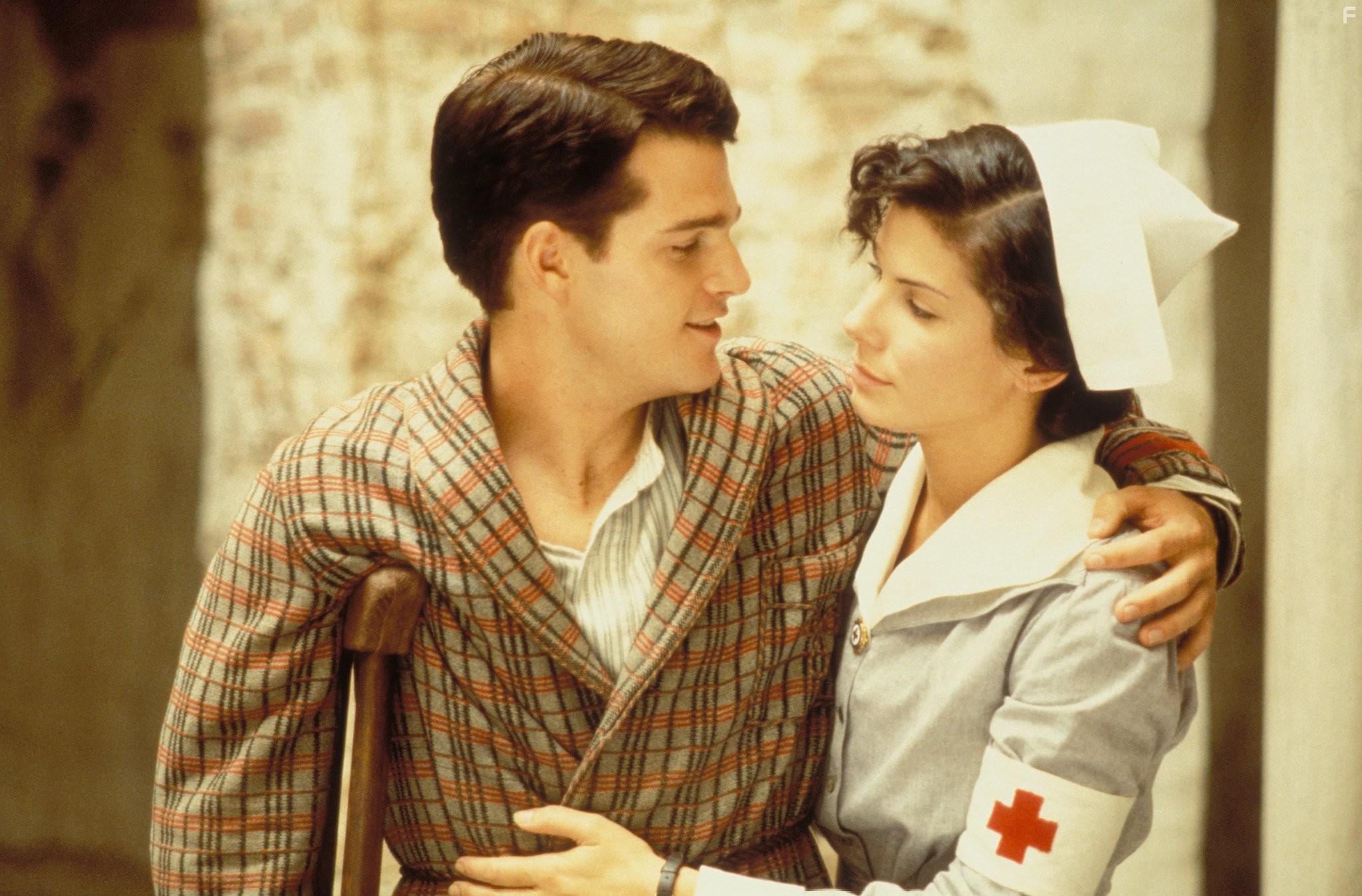 Sandra Bullock and Chris O'Donnell in В любви и войне (1996)