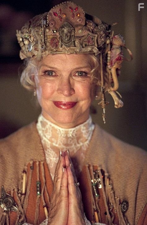 Ellen Burstyn in Божественные тайны сестричек Я-Я (2002)