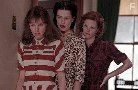 Gina McKee, Jacqueline McKenzie, and Kiersten Warren in Божественные тайны сестричек Я-Я (2002)
