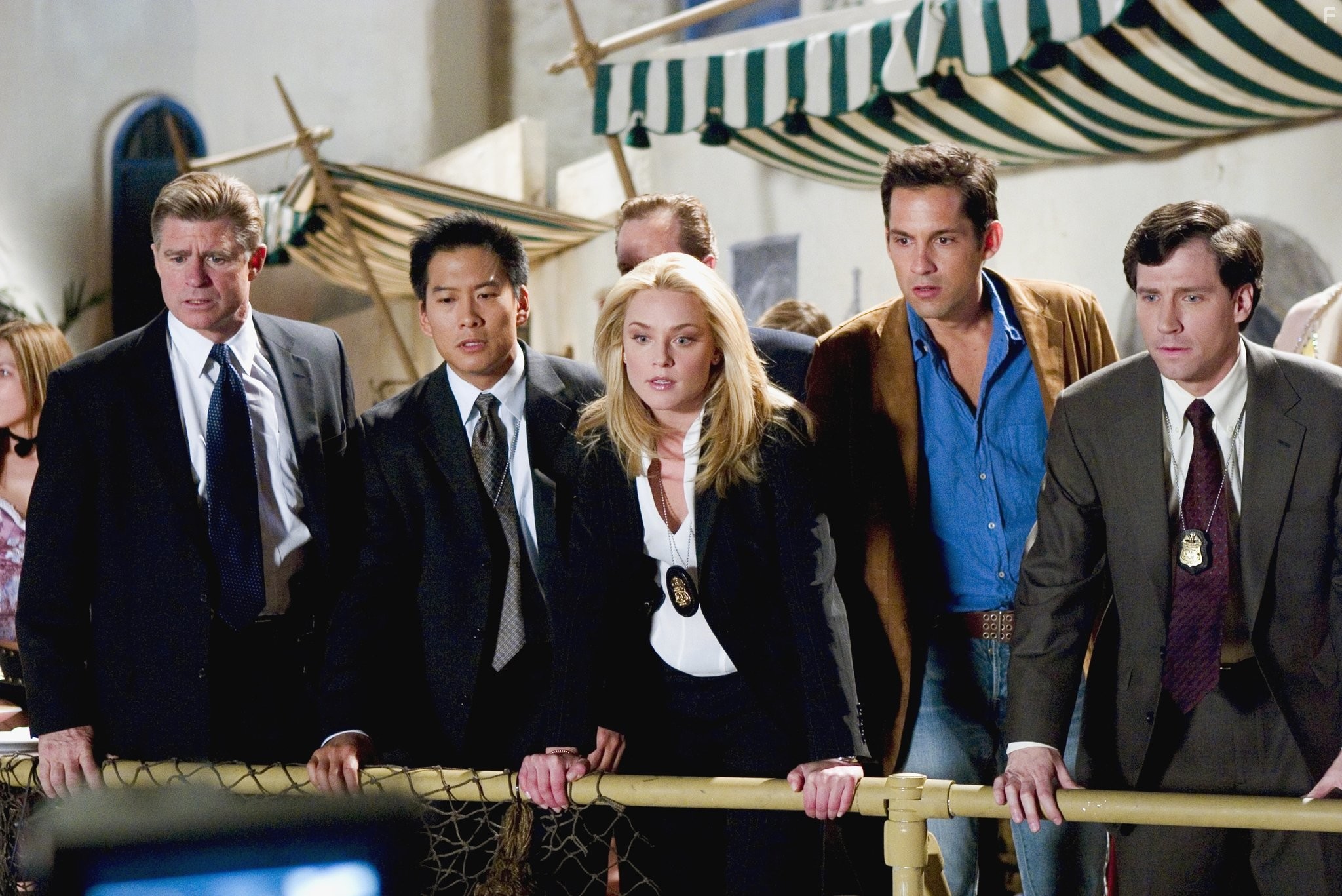 Treat Williams, Enrique Murciano, Vic Chao, and Brian Shortall in Мисс Конгениальность 2: Прекрасна и опасна (2005)
