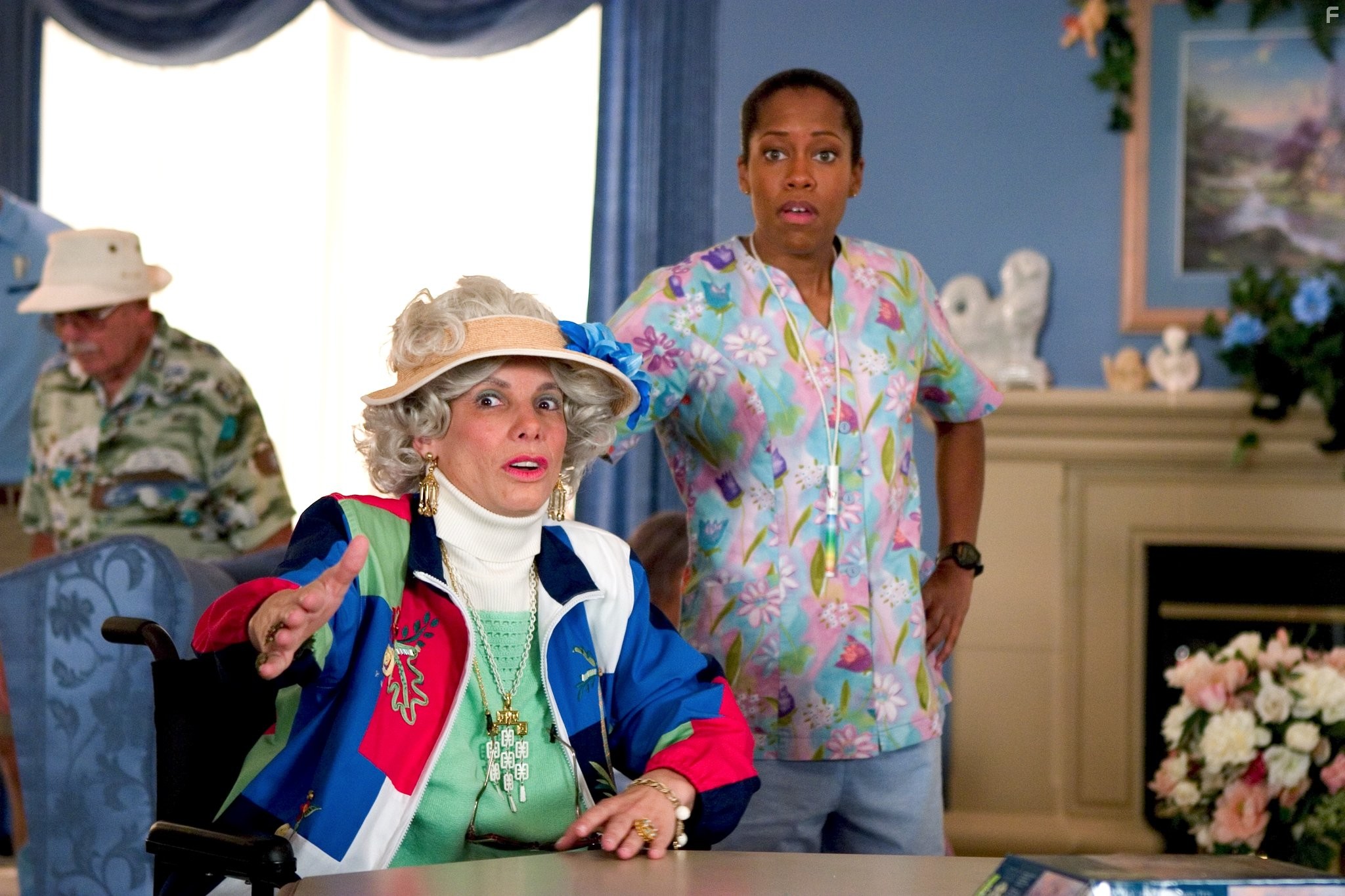 Regina King in Мисс Конгениальность 2: Прекрасна и опасна (2005)