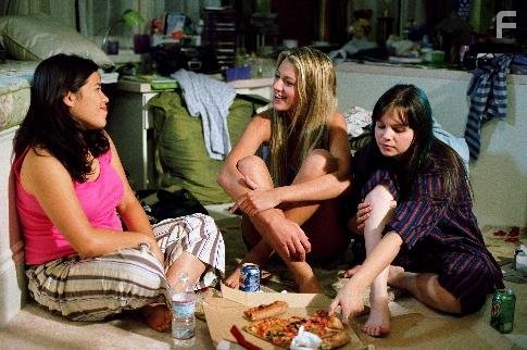 Blake Lively, Amber Tamblyn, and America Ferrera in Джинсы - талисман (2005)