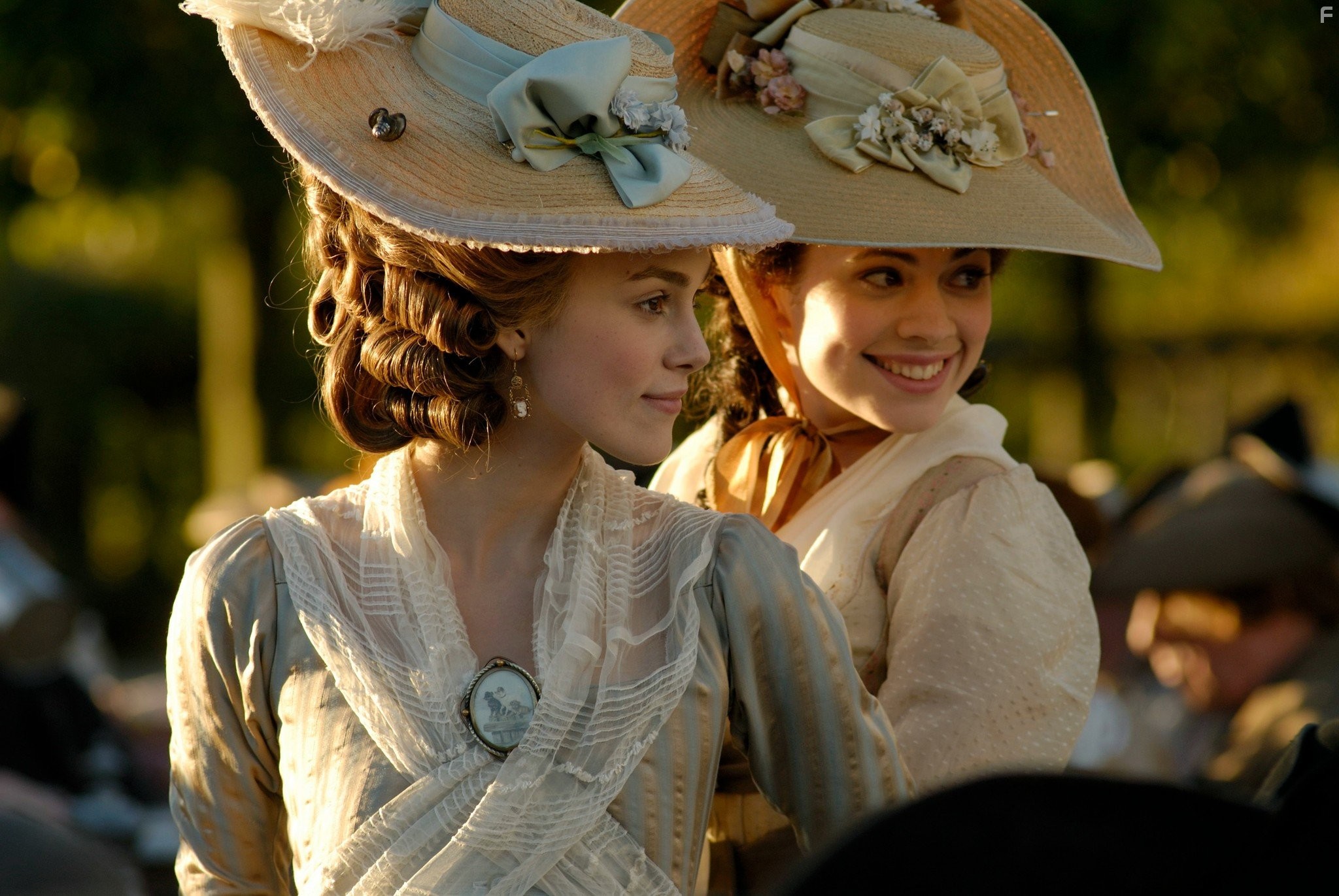 Keira Knightley and Hayley Atwell in Герцогиня (2008)