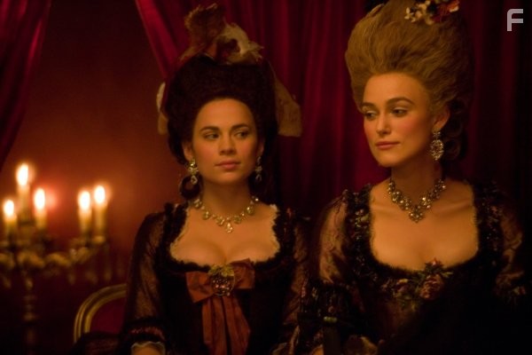 Keira Knightley and Hayley Atwell in Герцогиня (2008)