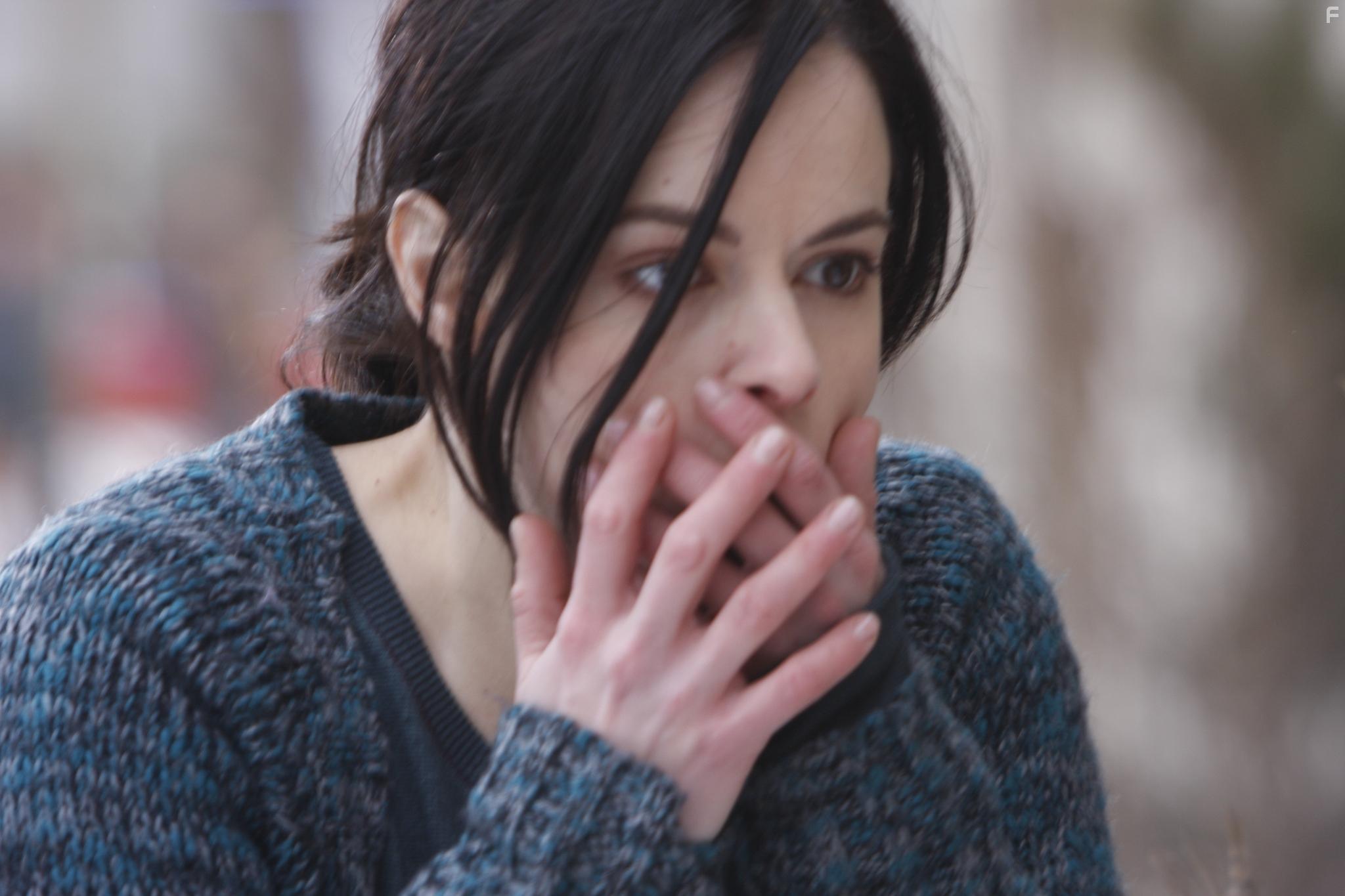 Emily Hampshire in Good Neighbours (2010)