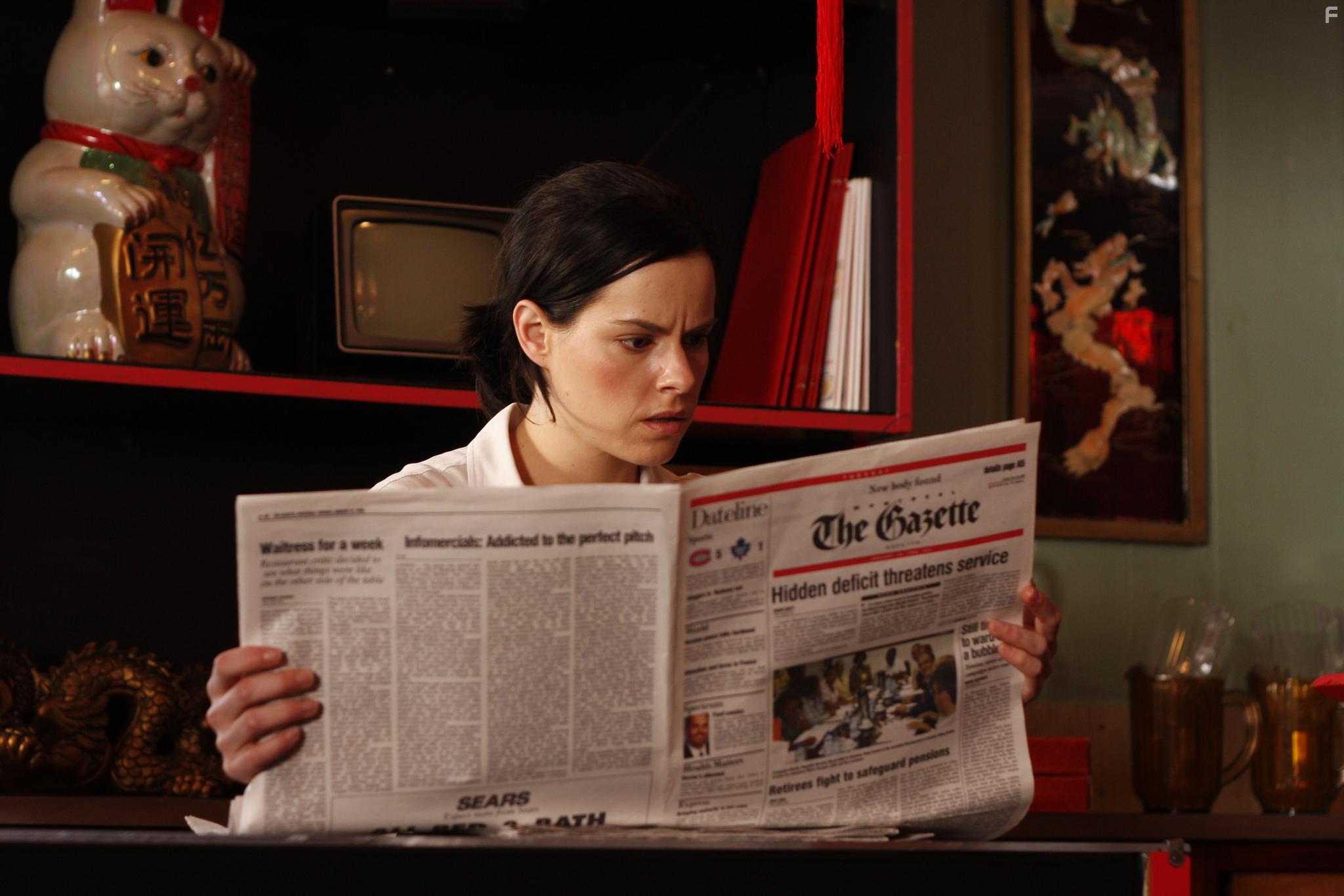 Emily Hampshire in Good Neighbours (2010)