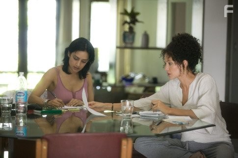 Angelina Jolie and Archie Panjabi in Её сердце (2007)