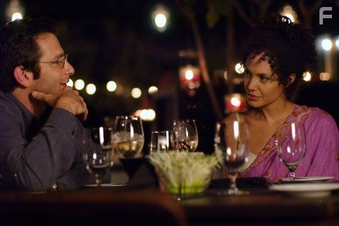 Dan Futterman and Angelina Jolie in Её сердце (2007)
