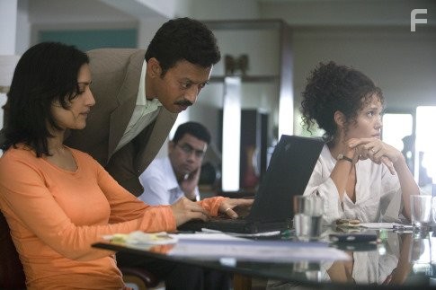 Angelina Jolie, Irrfan Khan, and Archie Panjabi in Её сердце (2007)