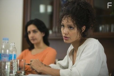 Angelina Jolie and Archie Panjabi in Её сердце (2007)