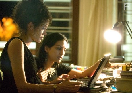 Angelina Jolie and Archie Panjabi in Её сердце (2007)