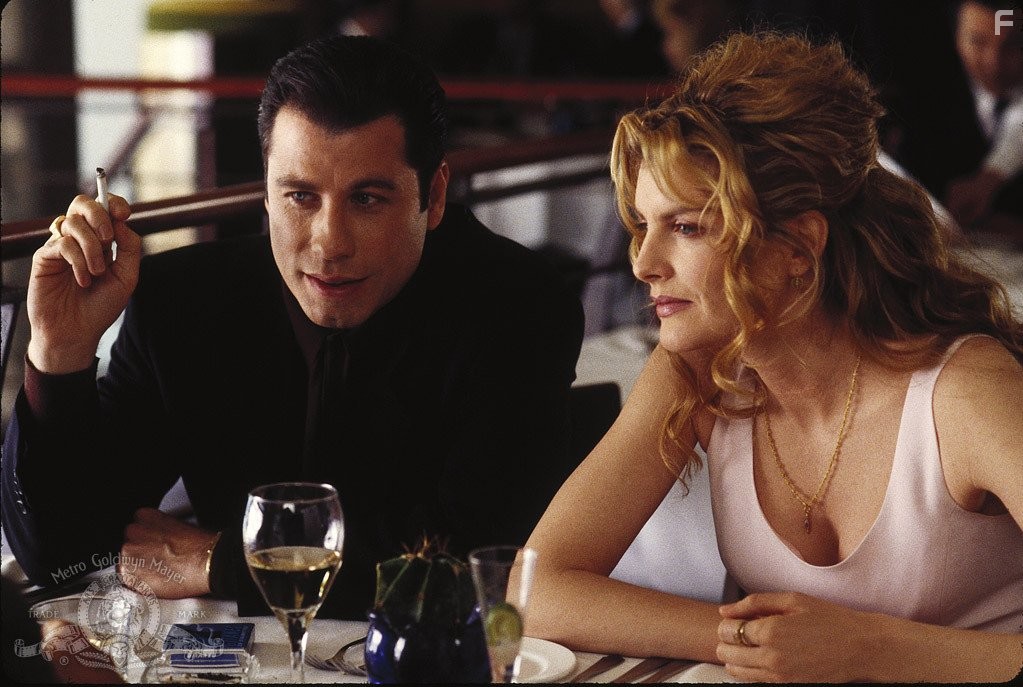 John Travolta and Rene Russo in Достать коротышку (1995)