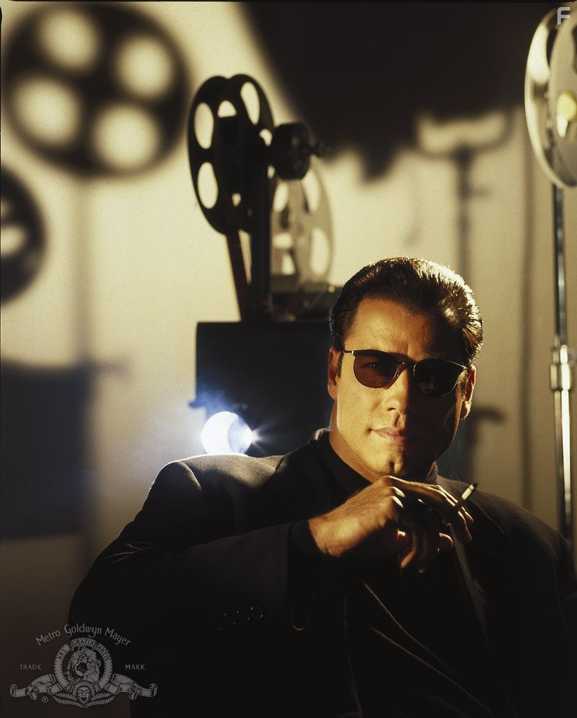 John Travolta in Достать коротышку (1995)