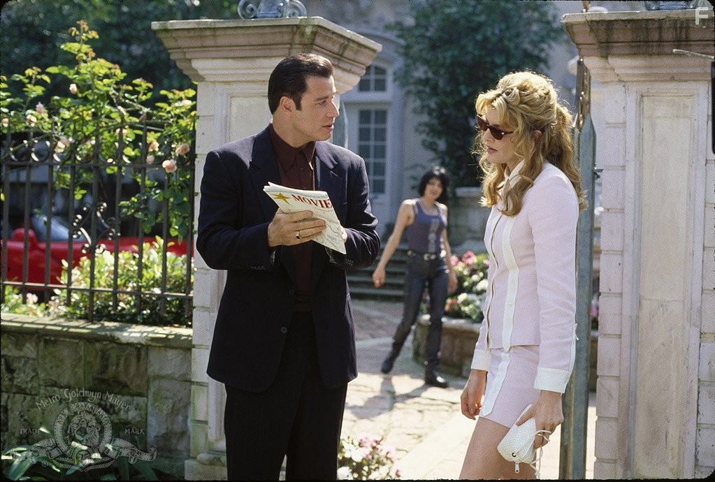 John Travolta and Rene Russo in Достать коротышку (1995)