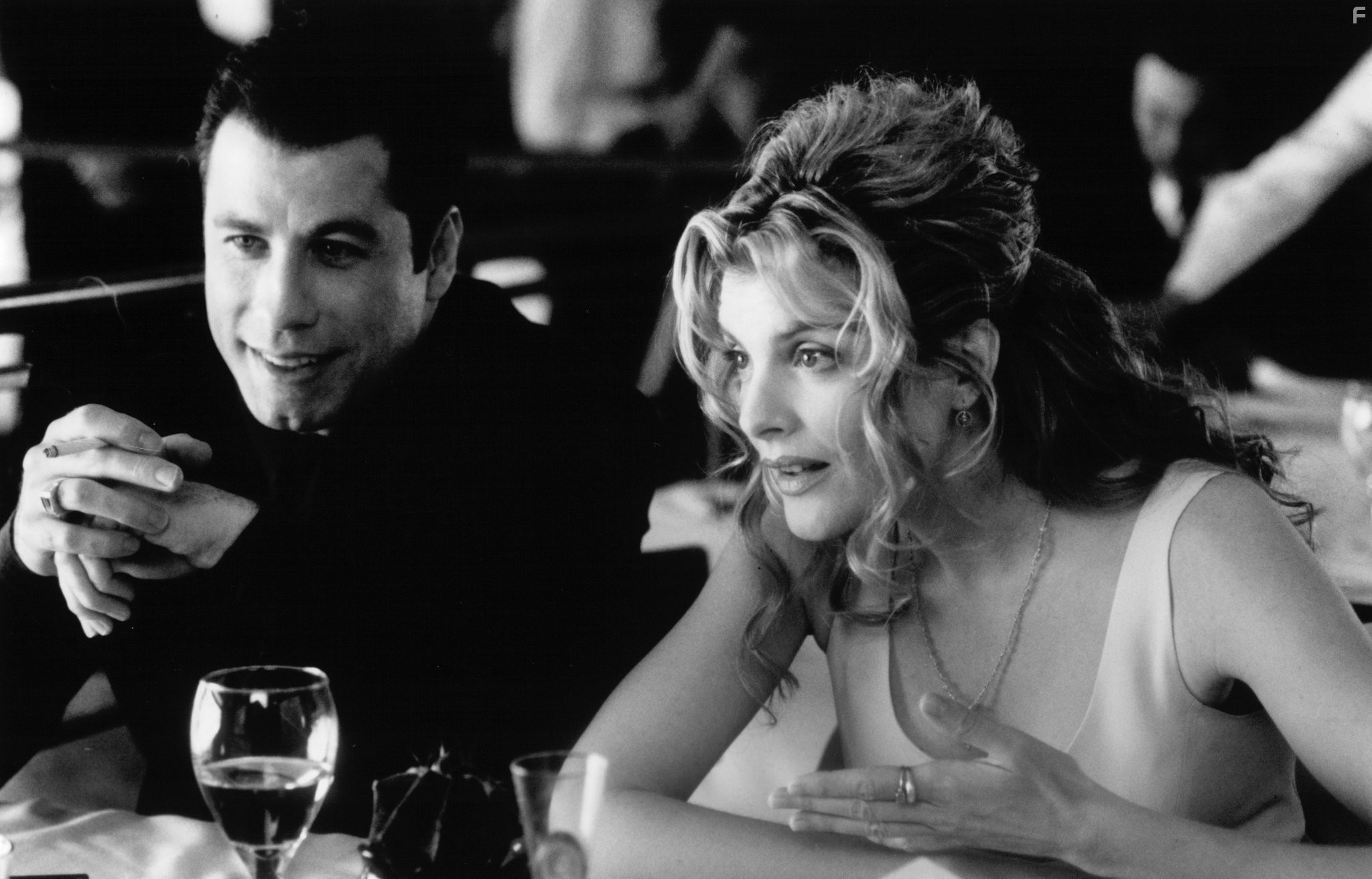 John Travolta and Rene Russo in Достать коротышку (1995)