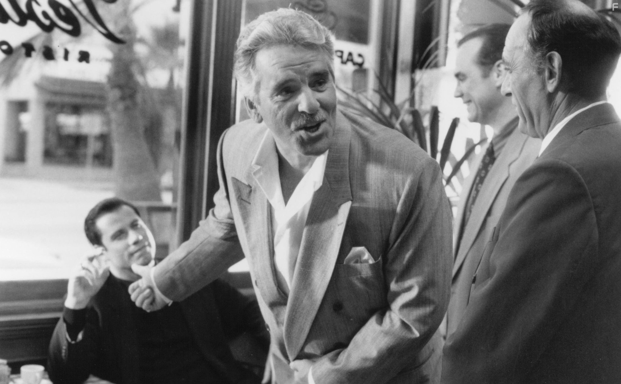 John Travolta and Dennis Farina in Достать коротышку (1995)