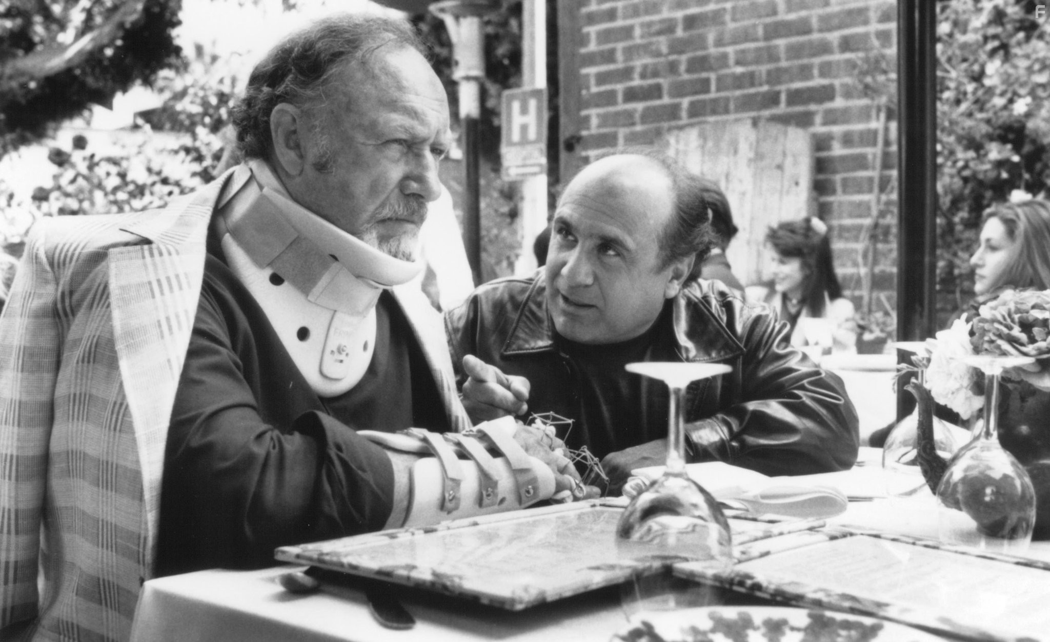 Danny DeVito and Gene Hackman in Достать коротышку (1995)