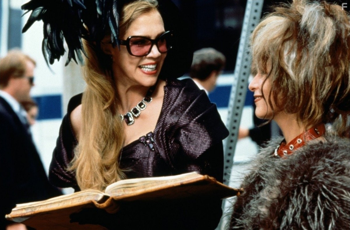 Kathleen Turner and Amanda Plummer in Простое желание (1997)