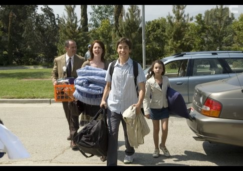 Ann Cusack, Jack Gaines, Justin Long, and Hannah Marks in Нас приняли! (2006)