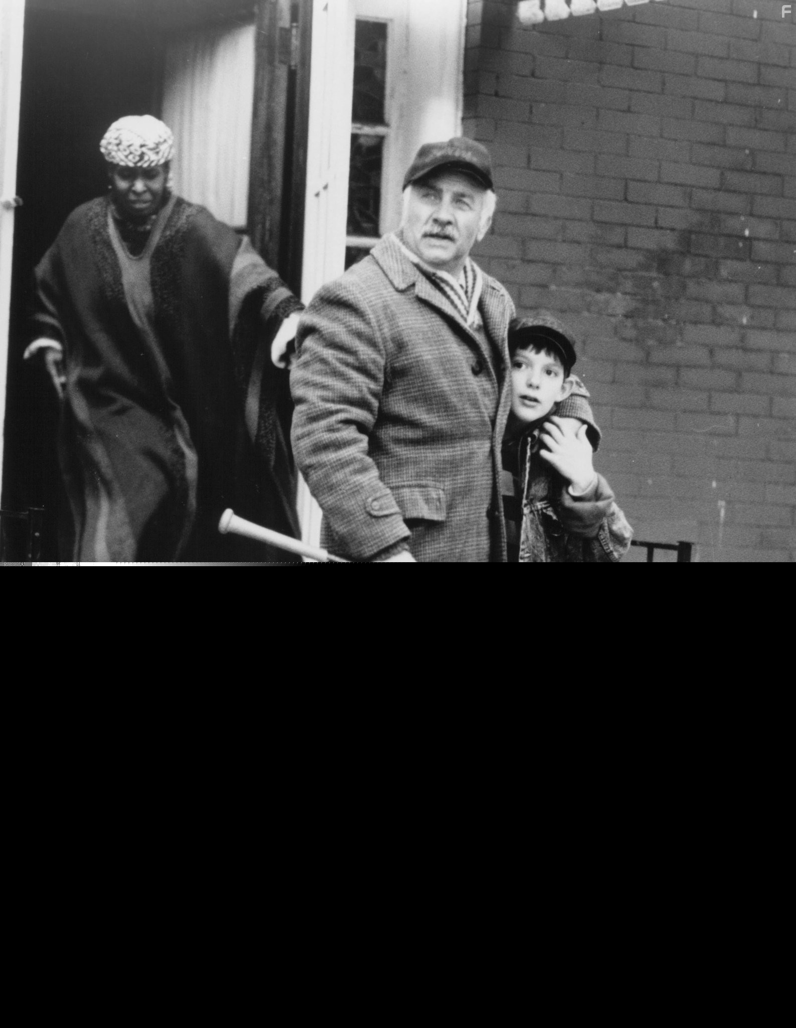 Armin Mueller-Stahl and Lukas Haas in Музыкальная шкатулка (1989)