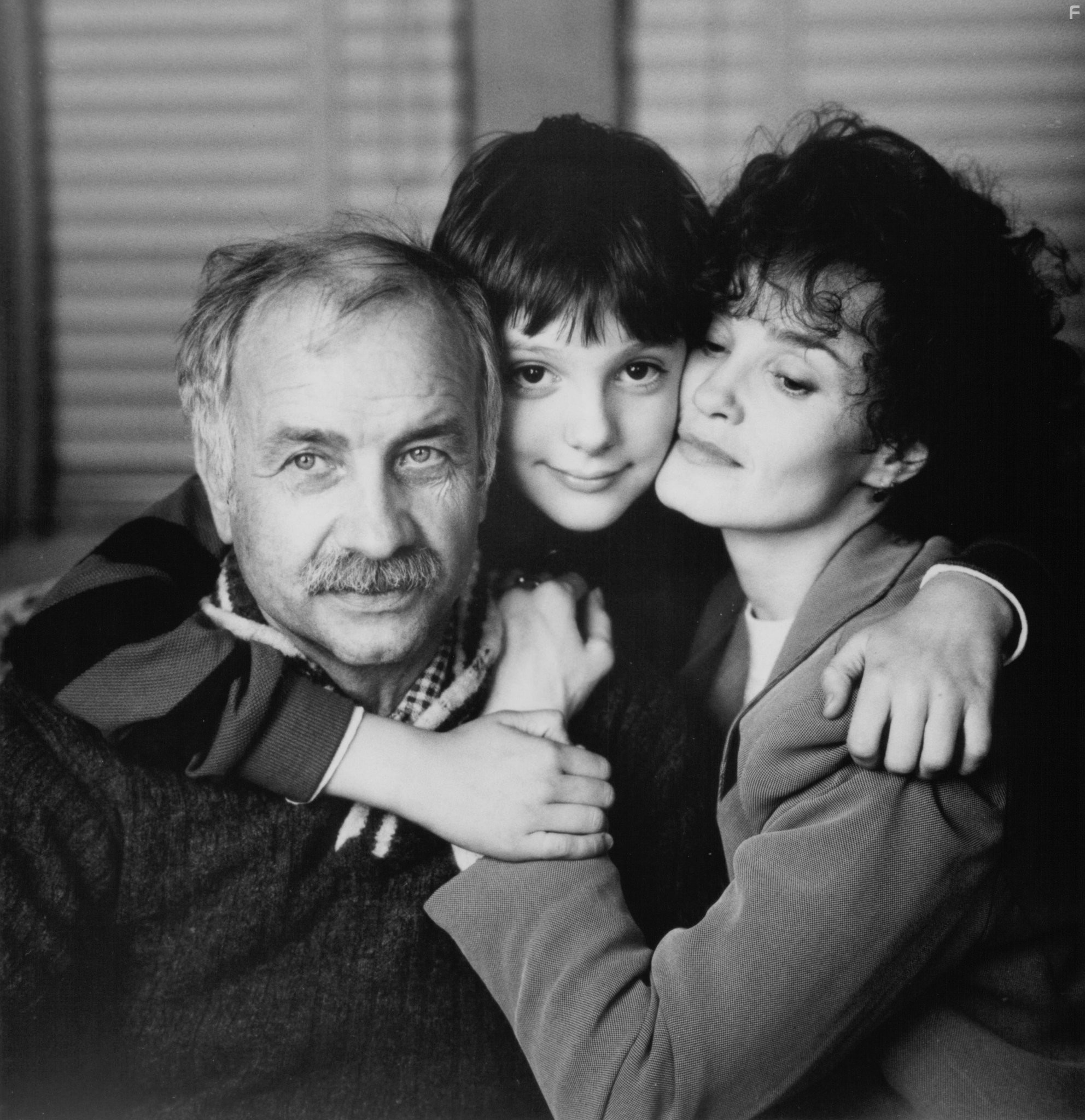 Armin Mueller-Stahl, Lukas Haas, and Jessica Lange in Музыкальная шкатулка (1989)