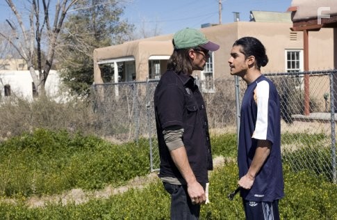 Guy Pearce and Rick Gonzalez in До первого снега (2006)