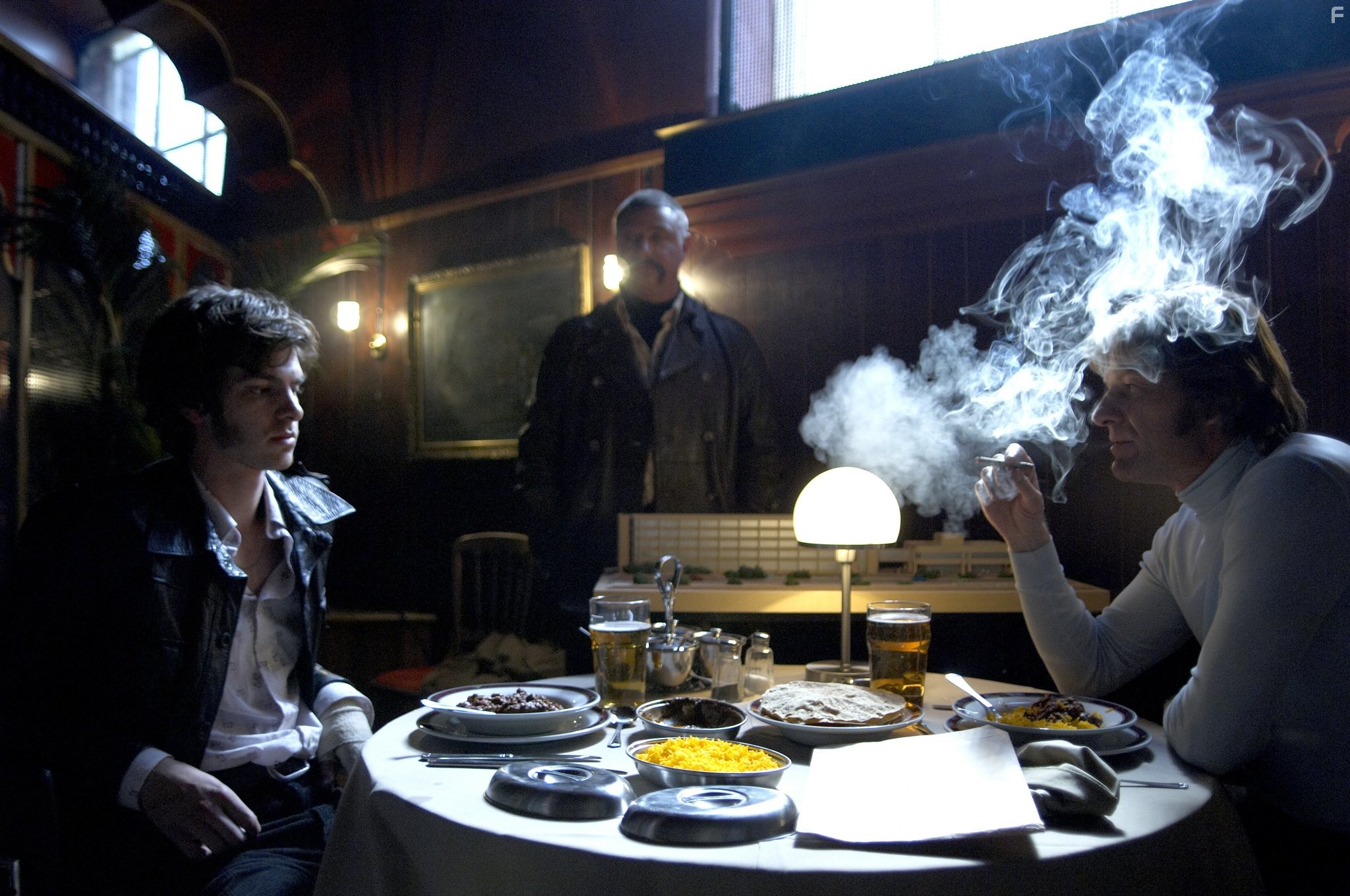 Sean Bean and Andrew Garfield in Кровавый округ: 1974 (2009)