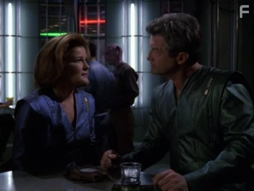 Kate Mulgrew and James Read in Звездный путь: Вояджер (1995)