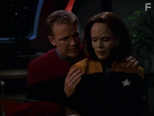 Robert Duncan McNeill and Roxann Dawson in Звездный путь: Вояджер (1995)